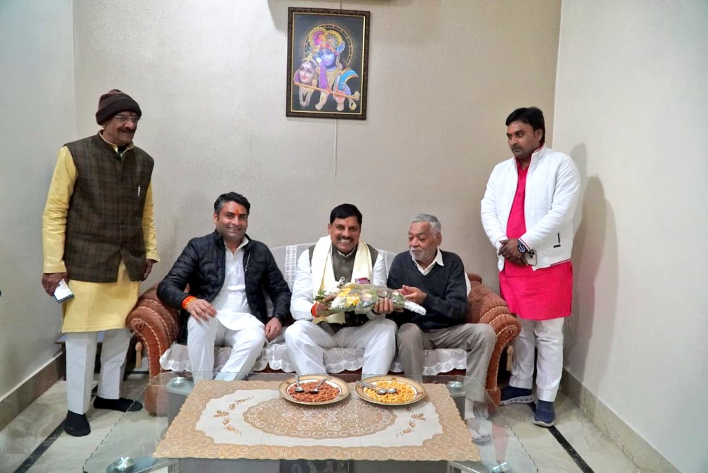 मुख्यमंत्री <a href="/DrMohanYadav51/">Dr Mohan Yadav</a> ने सड़क मार्ग से रीवा जाते समय रामपुर बघेलान में पूर्व मंत्री श्री हर्ष सिंह के निवास पहुंचकर भेंट की। इस मौके पर विधायक श्री विक्रम सिंह भी उपस्थित रहे।

#JansamparkMP