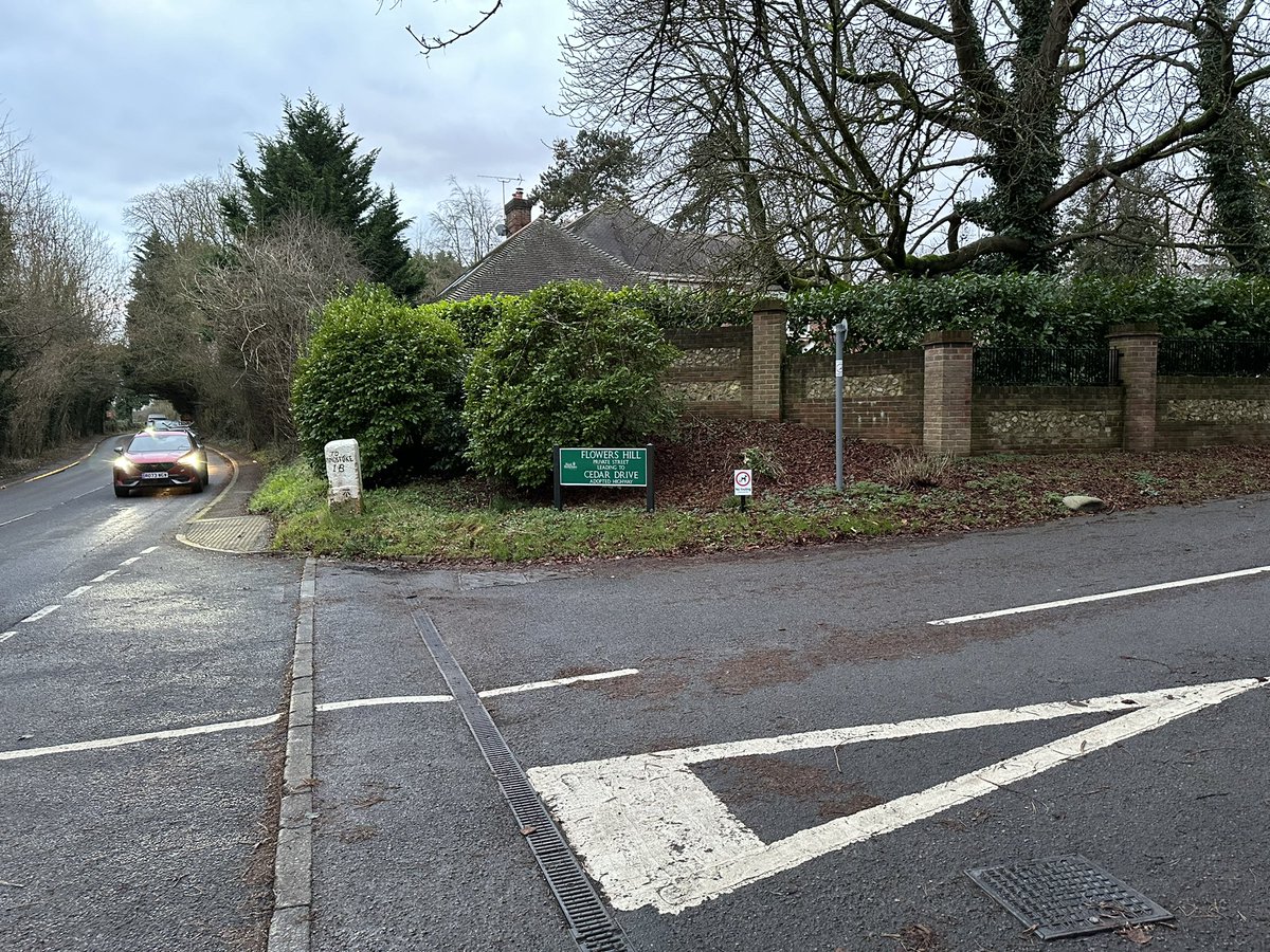 GHRBerksHants's tweet image. The scene this afternoon in #Pangbourne where Police found a 56-year-old woman with a fatal stab wound yesterday evening. They attended the junction of Flowers Hill and the A340 Tidmarsh Rd after reports of a car crash.