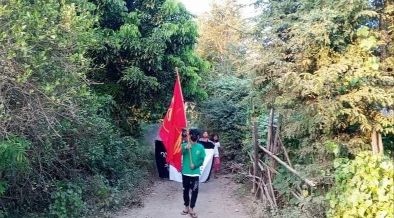 KhinLay8111999's tweet photo. An anti-coup revolutionary protest somewhere in Sagaing region.  #2024Jan5Coup #MyanmarIndependenceDay #WhatsHappeningInMyanmar https://t.co/SL2zxE7UZJ