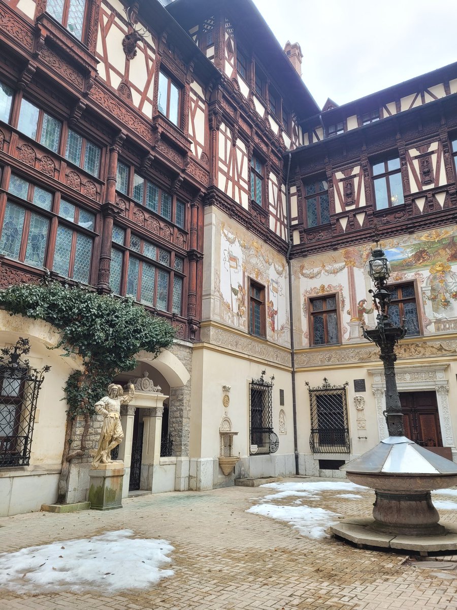BucharestVibes's tweet photo. Finally managed to convince a couple of travellers to take the  train instead of driving to Sinaia.

We arrived at Peleș castle early enough to skip all the lines and spent at least 2h less comuting.

&amp; had bear stew for lunch 😎

#happy2024 #bucharestvibes #daytrip #Sinaia https://t.co/DeVxFQcmcp