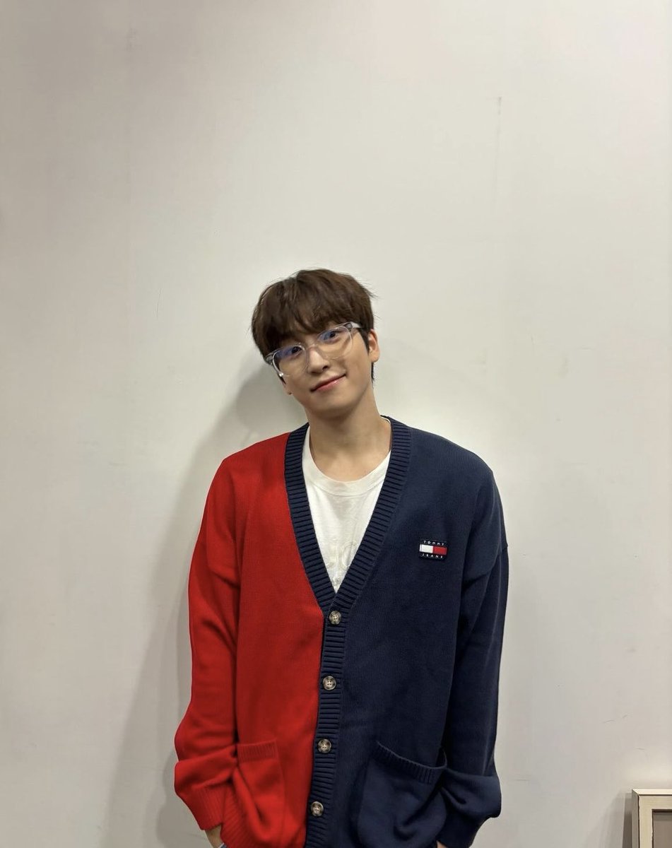 sangyeonsboyf's tweet photo. sangyeon wearing the cardigan i sent to him for his birthday 🥹🫶🏻 #상연 https://t.co/Kz24TyA2M1