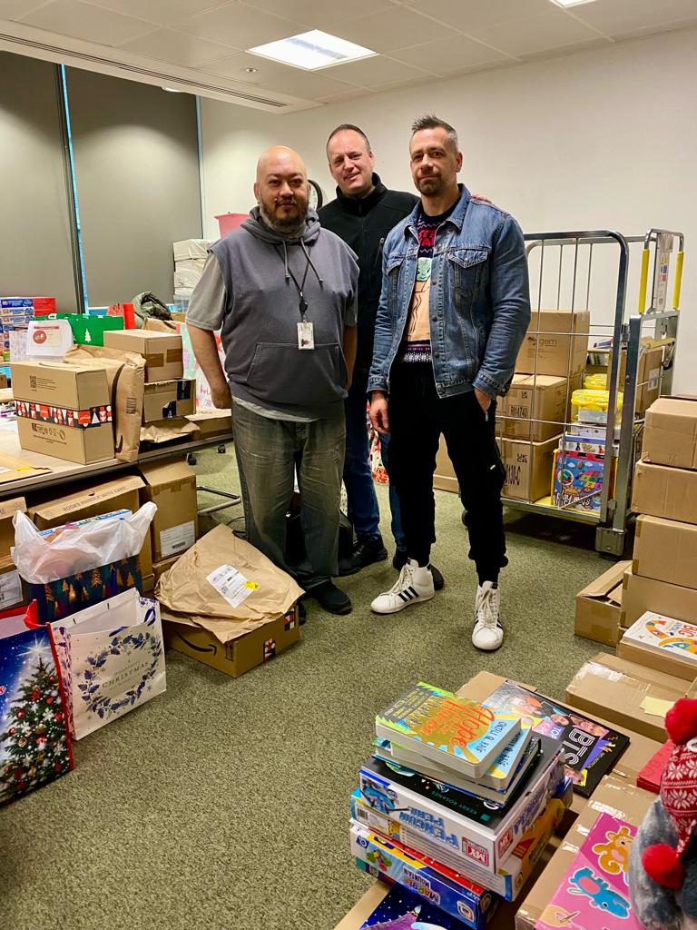 metpoliceuk's tweet photo. Thanks to the generosity of Londoners, over 20,000 children woke up to a Christmas present they may have otherwise not received. A huge thank you to everyone who donated to the Met Christmas Tree Appeal 2023 and raised an incredible £68,000 🙌 https://t.co/mKRqbpya8h