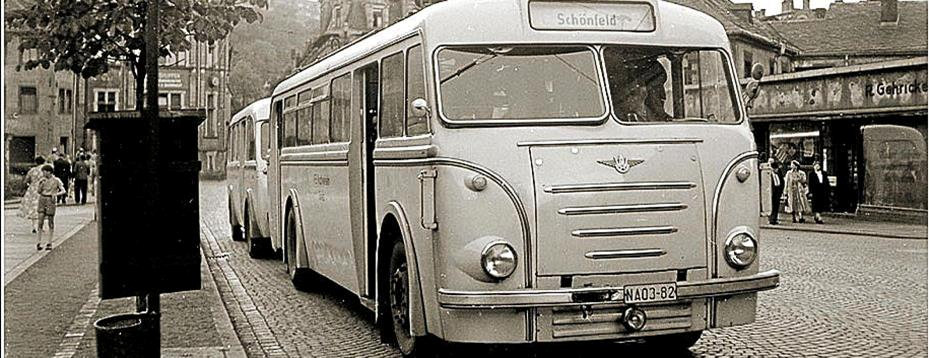 O-Busse in der DDR

Greiz
Leider gibt es nicht viel Material über diesen Betrieb in Thüringen.
Die Strecke von Schönfeld St. Adelheid nach Elsterberg Markt betrug 9,7 km. 9 Fahrzeuge einheimischer Produktion standen zur Verfügung. Daher muss der Takt recht dicht gewesen sein.