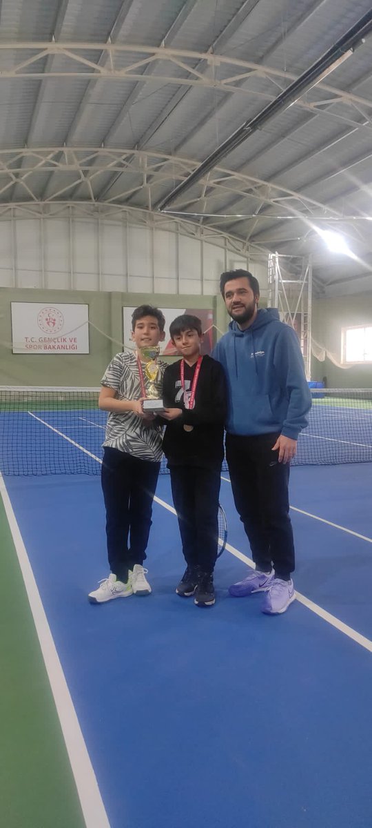 Küçük erkeklerde ise; 
1️⃣Özyayla Ortaokulu 
2️⃣Altınyıldız Ortaokulu
3️⃣75.Yıl Ortaokulu
4️⃣Bahçeşehir Ortaokulu oldu.

Müsabakaya katılım sağlayan ve emek veren tüm takımlarımızı tebrik ederiz.

#Maarif50
#Spor50
<a href="/tcmeb/">Millî Eğitim Bakanlığı</a>  <a href="/Yusuf__Tekin/">Yusuf Tekin</a> 
<a href="/nevsehirvalilik/">T.C. Nevşehir Valiliği</a>  <a href="/ValiFidan/">Ali Fidan</a>
