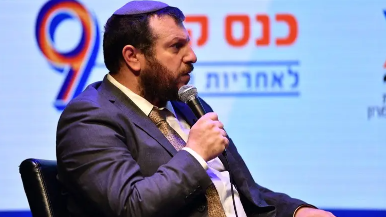 Eyaaaad's tweet photo. قبل قليل في حوار إذاعي…

وزير التراث في دولة الاحتلال عميحاي إلياهو:

على إسرائيل إيجاد طرق أكثر ألماً من الموت للفلسطينيين، يجب إلحاق العذاب والأوجاع أولاً ثم قتلهم. https://t.co/b5Jo9tP5qJ