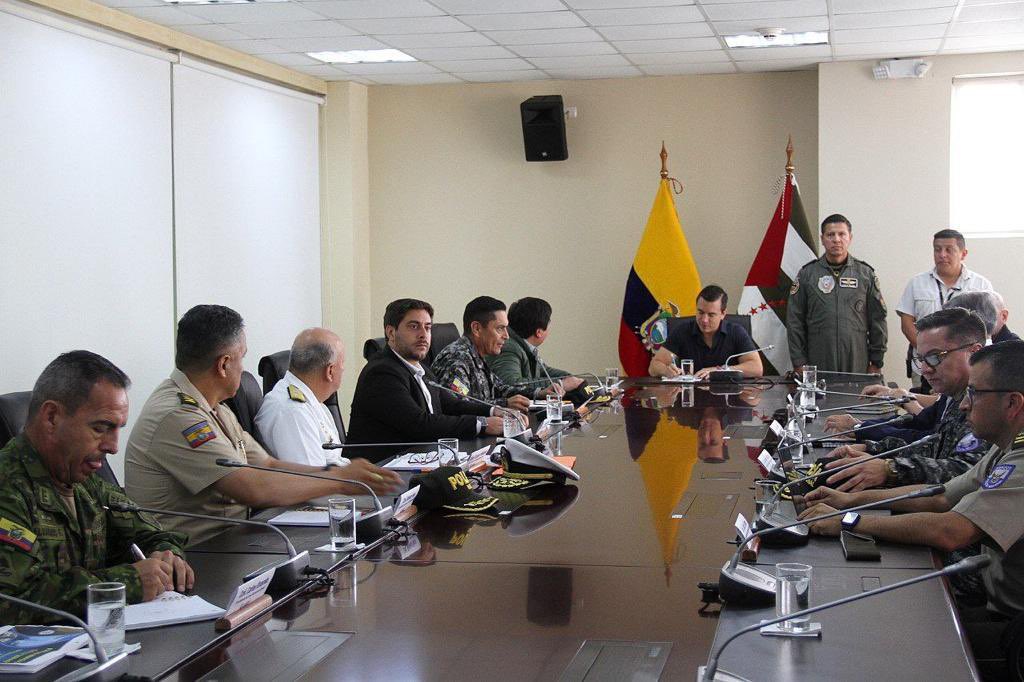 MinInteriorEc's tweet photo. Esta mañana, en #Manta, el viceministro del @MinInteriorEc, #VicenteAuad, junto al Pdte. @DanielNoboaOk, y otras autoridades encabezaron la #MesaDeSeguridad para fortalecer acciones y coordinar operativos acorde al #PlanFénix, por la seguridad del país. 🇪🇨 

#ElNuevoEcuador https://t.co/5vuC5Vk3r2