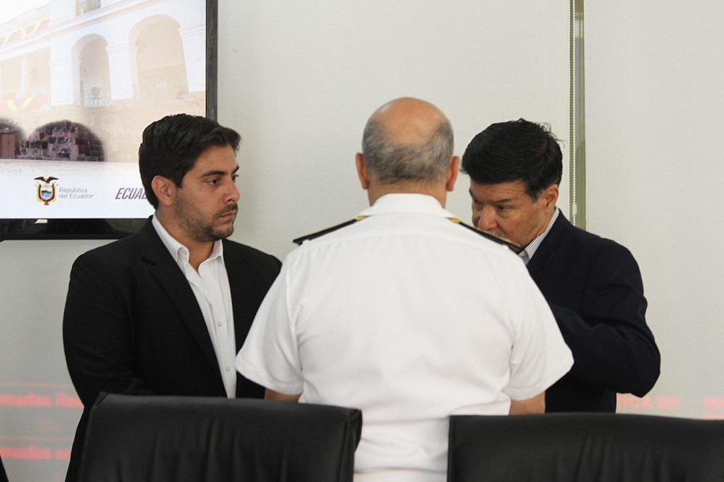 MinInteriorEc's tweet photo. Esta mañana, en #Manta, el viceministro del @MinInteriorEc, #VicenteAuad, junto al Pdte. @DanielNoboaOk, y otras autoridades encabezaron la #MesaDeSeguridad para fortalecer acciones y coordinar operativos acorde al #PlanFénix, por la seguridad del país. 🇪🇨 

#ElNuevoEcuador https://t.co/5vuC5Vk3r2