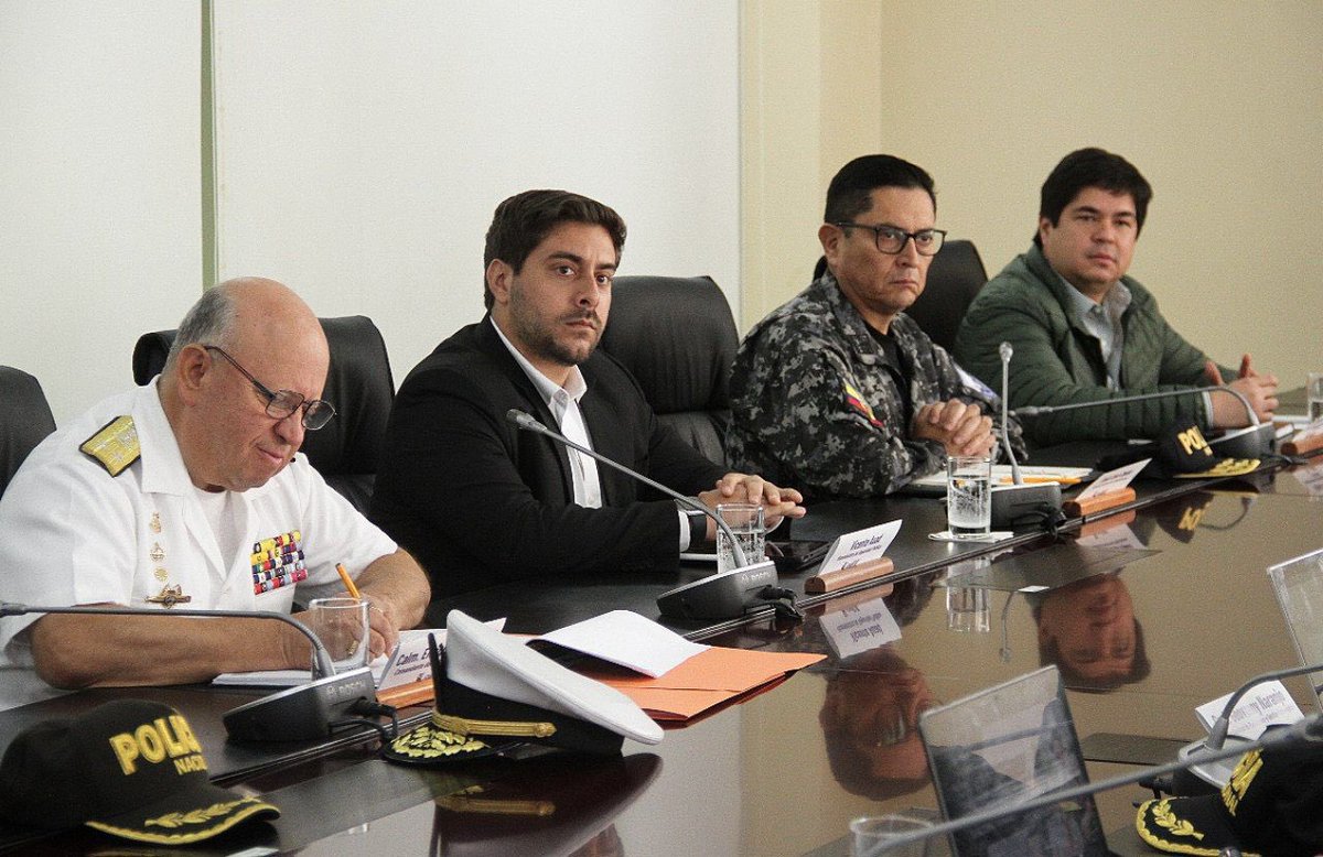 MinInteriorEc's tweet photo. Esta mañana, en #Manta, el viceministro del @MinInteriorEc, #VicenteAuad, junto al Pdte. @DanielNoboaOk, y otras autoridades encabezaron la #MesaDeSeguridad para fortalecer acciones y coordinar operativos acorde al #PlanFénix, por la seguridad del país. 🇪🇨 

#ElNuevoEcuador https://t.co/5vuC5Vk3r2