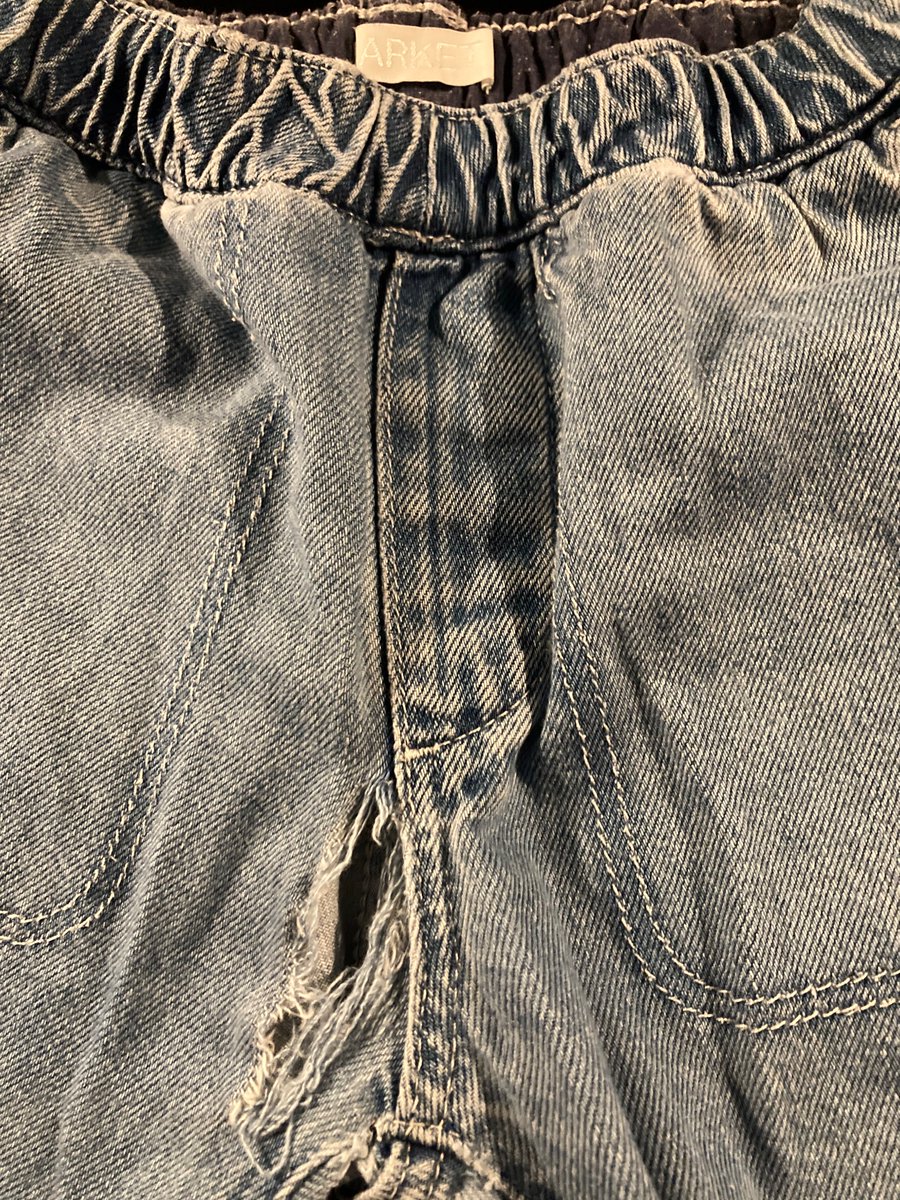 EllenWebbink's tweet photo. @hm_custserv in april 2023 een broek van Arket gekocht voor mijn zoontje via de website van H&amp;M. Deze is raar gescheurd en ik vind de kwaliteit erg matig voor zo’n dure broek. Waar en hoe kan ik een klacht indienen? https://t.co/X0e6MNzI2p