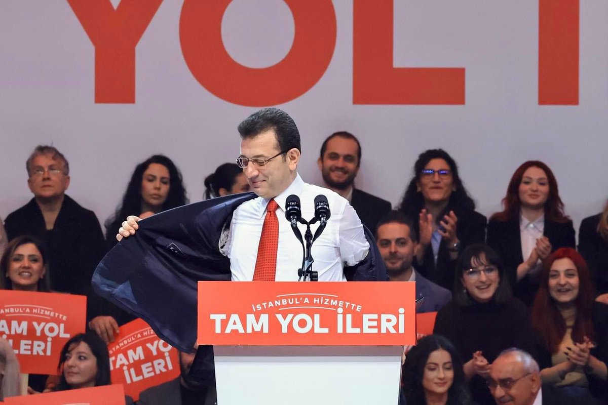 gunaydingokhan's tweet photo. Ceket çıkartıldı, kollar sıvandı..
Eşit, özgür, adil bir İstanbul hedefine koşmaya devam etmek için, 
İhanet edenlere kenti bırakmamak için,
TAM YOL İLERİ! https://t.co/KWknpzOXxh