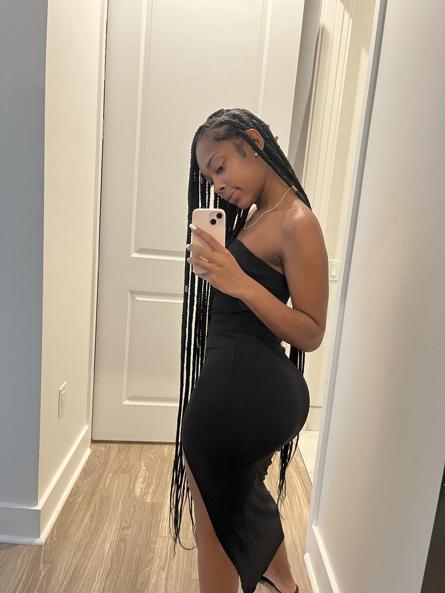 melaninpalace's tweet photo. something about a woman in black 🖤 https://t.co/aeCoztWRuY