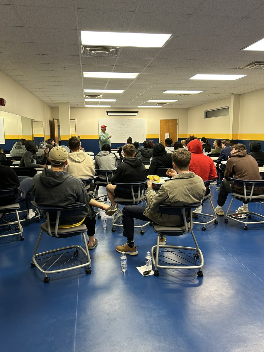 billqueenfca's tweet photo. THANK YOU @jeywillis for serving, feeding, and encouraging the @R_U_MBBall and @RU_Eagles Women’s basketball teams!! We appreciate you and your heart to invest in the next generation!! THANKS Mary for setting this up!! #FCA #RUfamily #Community https://t.co/PpiqPHyvnC