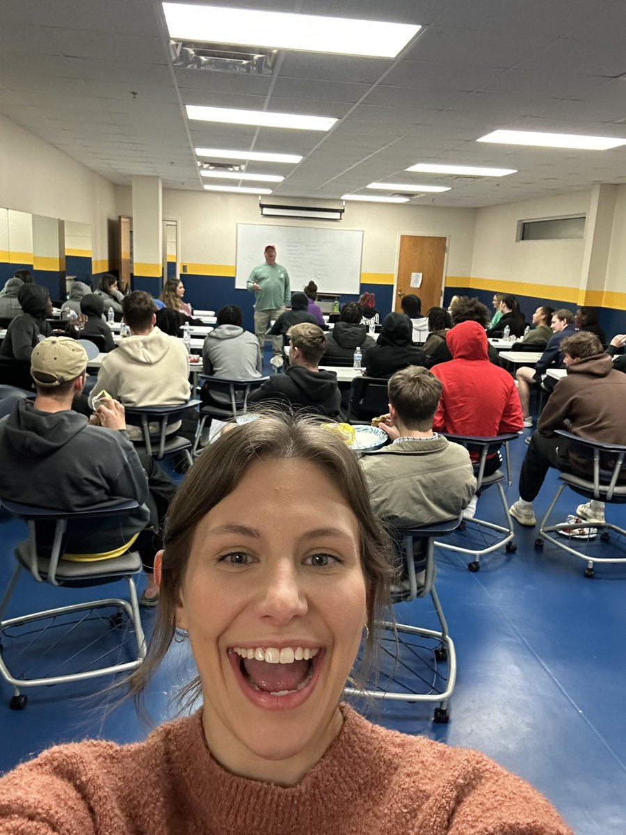 billqueenfca's tweet photo. THANK YOU @jeywillis for serving, feeding, and encouraging the @R_U_MBBall and @RU_Eagles Women’s basketball teams!! We appreciate you and your heart to invest in the next generation!! THANKS Mary for setting this up!! #FCA #RUfamily #Community https://t.co/PpiqPHyvnC