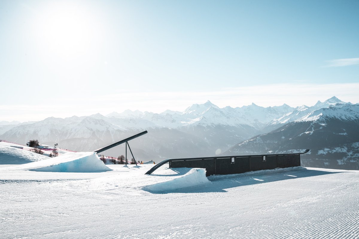 Nouvelle version du #snowpark à #CransMontana 🏂 Retrouvez les infos sur notre site internet 👇 bit.ly/3S7Ulbt