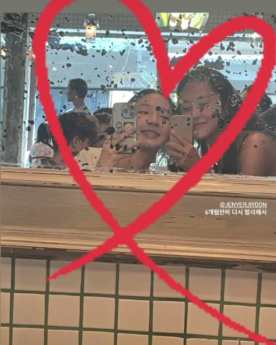 South37033505's tweet photo. #JeonJiyoon &amp; #HeoGayoon ig story update

#Jenyer #전지윤 #포미닛 #2yoon #kpop https://t.co/zVUv94qQAr