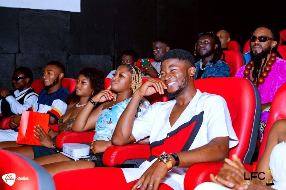 TitiNdema's tweet photo. @LFCamerounais BRAVO
En regardant ces photos prises sur la page ,je me remémore cette belle https://t.co/3FcXADSIoX me prenais pour  @stephan_dipita 🤣 en permettant au public d'être détendu tout en participant à la remise des prix.
#LFC6 #CanalOlympia 
@FrancoiseEllong 👌🏾 https://t.co/N1KznQ7d9p