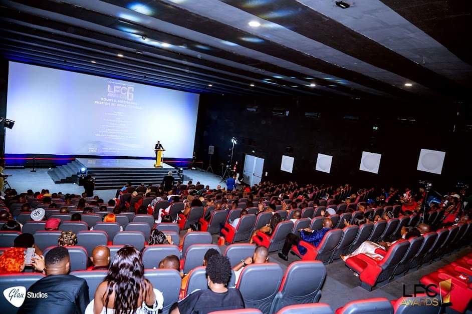TitiNdema's tweet photo. @LFCamerounais BRAVO
En regardant ces photos prises sur la page ,je me remémore cette belle https://t.co/3FcXADSIoX me prenais pour  @stephan_dipita 🤣 en permettant au public d'être détendu tout en participant à la remise des prix.
#LFC6 #CanalOlympia 
@FrancoiseEllong 👌🏾 https://t.co/N1KznQ7d9p