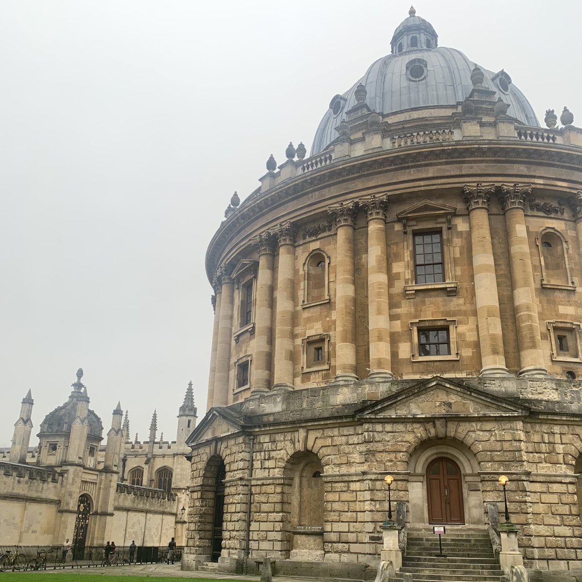 On the train home after another brilliant time in Oxford for @BSECS. Began by speaking on the @Montagu_Letters roundtable and finished with a fab panel on material letters - what better way to start the year?