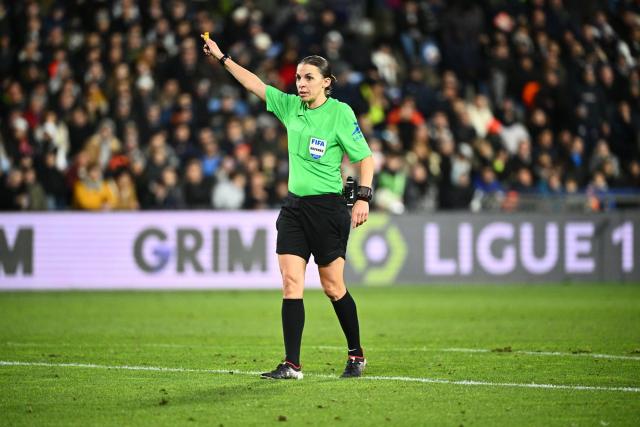lequipe's tweet photo. Pour la cinquième année de suite, Stéphanie Frappart a été élue meilleure arbitre féminine du monde par la Fédération internationale de l'histoire du football et des statistiques (FIHFS). https://t.co/aNkPuhDVVN https://t.co/bzQE06mP0l
