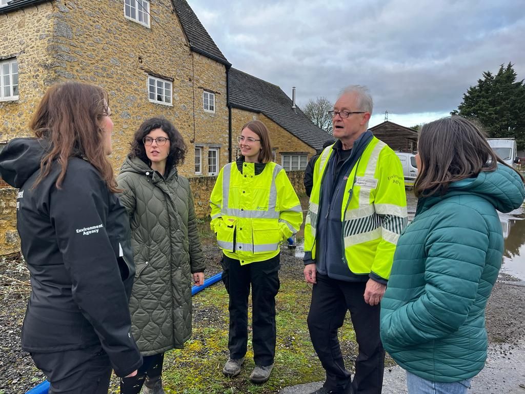 LaylaMoran's tweet photo. I've been out meeting residents affected by flooding alongside @emilysmithLD.
If you've been hit by the floods, see below for help👇
Oxfordshire County Council guidance: https://t.co/yI2F1K2rNB
Report a flood: https://t.co/H2jHcHfamF or 0800 807060
Risk to life: call 999 https://t.co/BnldaEvLJw