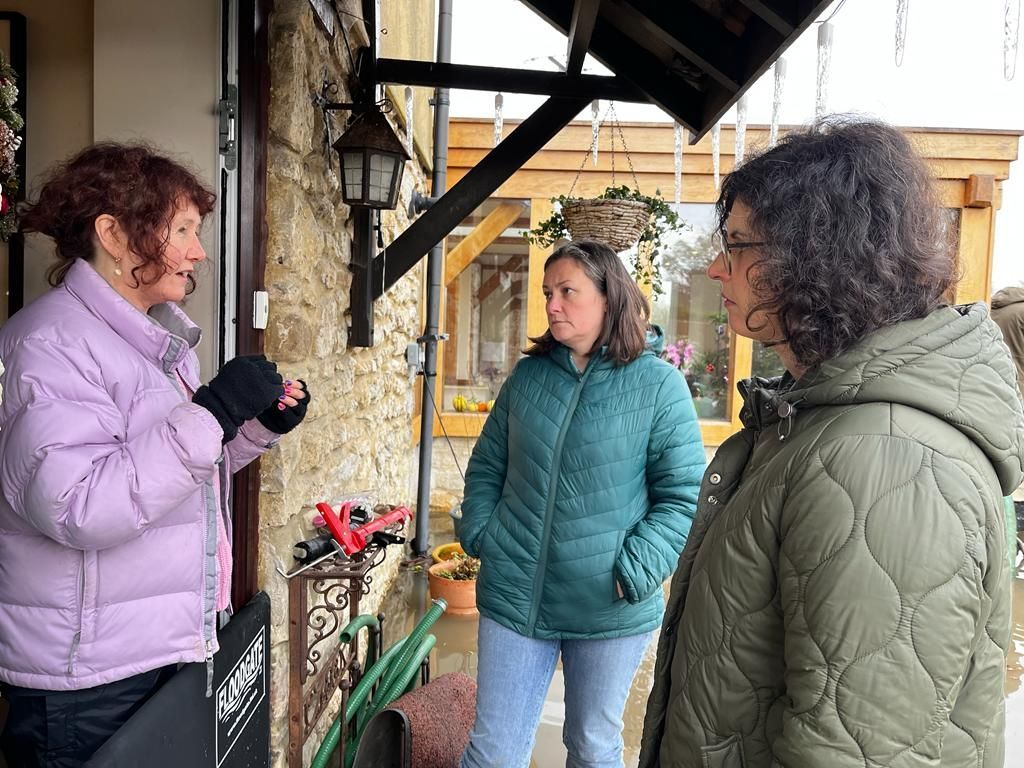 LaylaMoran's tweet photo. I've been out meeting residents affected by flooding alongside @emilysmithLD.
If you've been hit by the floods, see below for help👇
Oxfordshire County Council guidance: https://t.co/yI2F1K2rNB
Report a flood: https://t.co/H2jHcHfamF or 0800 807060
Risk to life: call 999 https://t.co/BnldaEvLJw