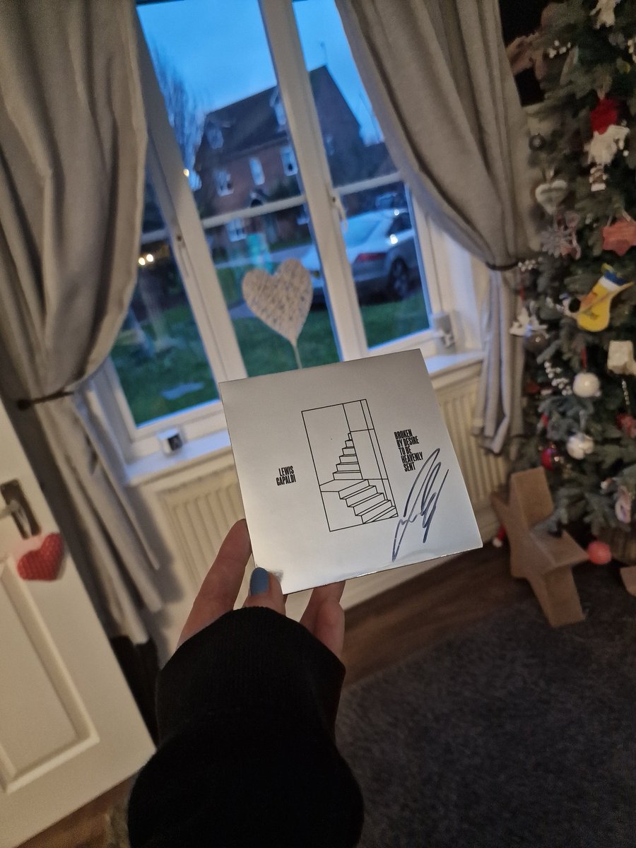 abbiegill6's tweet photo. @LewisCapaldi I could actually cry! I can't believe I actually managed to get this! You have literally saved my life these last couple of years! Thank you! #brokendesiretobeheavenlysent https://t.co/RV2tOIpD37