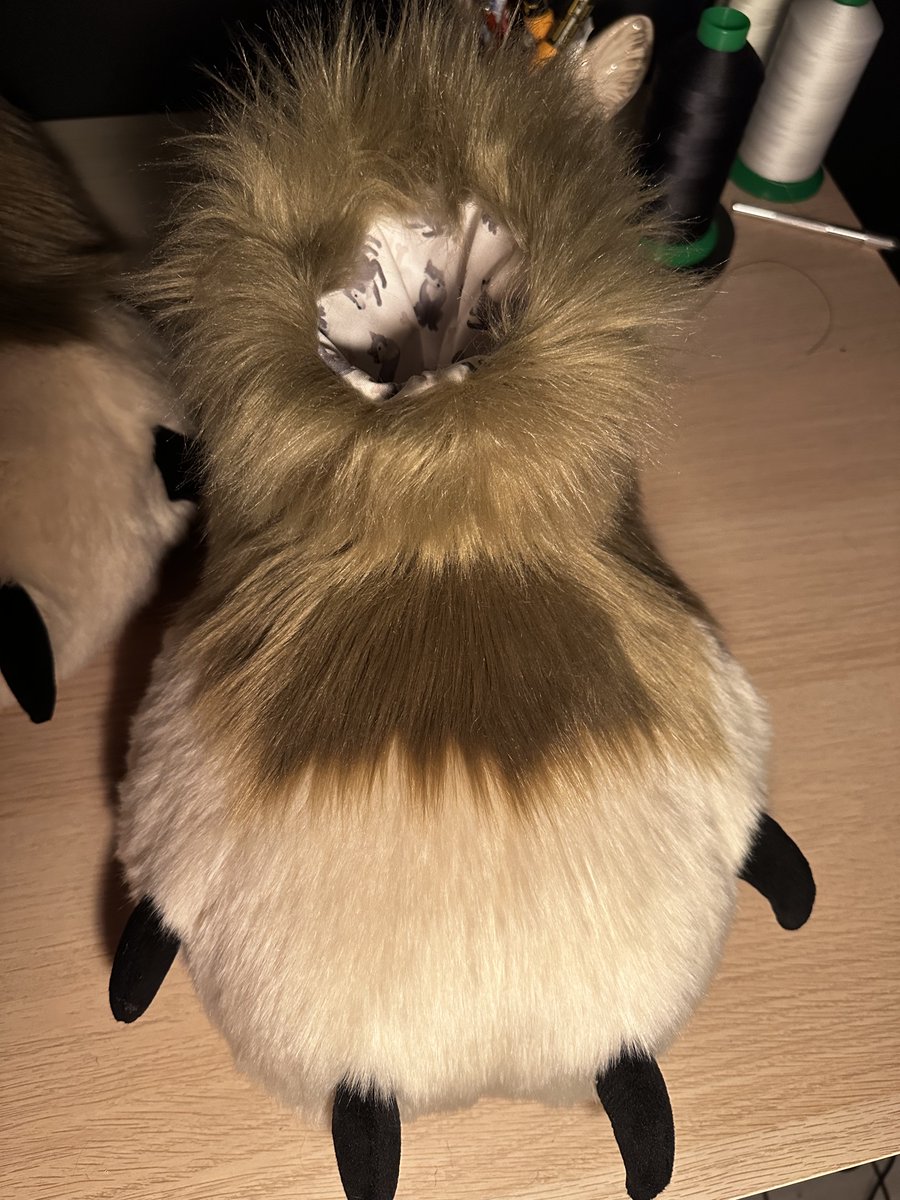 ⭐️GIVEAWAY⭐️
For celebrating 1000 followers I'm giving away a pair of paws made with my old pattern. They've been laying around and are ready for a new home!
How to join?
- Follow me
- RT
- Shipping is NOT included
Ends January 20th, winner will be chosen with a random generator