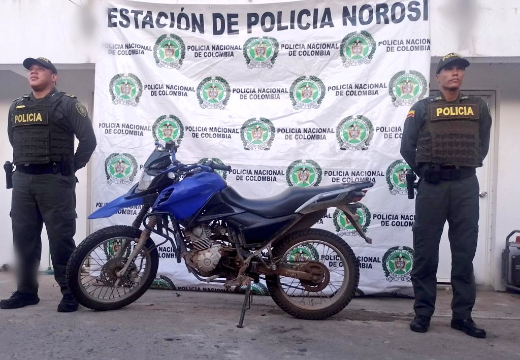 PoliciaBolivar's tweet photo. A través de los planes de registro y control por parte de #MiPoliciaDelCuadrante adscrito a la Estación de Policía #Norosi, realizamos la recuperación de una motocicleta que registra en el sistema como hurtada. #DiosYPatria https://t.co/OgG0366DZG