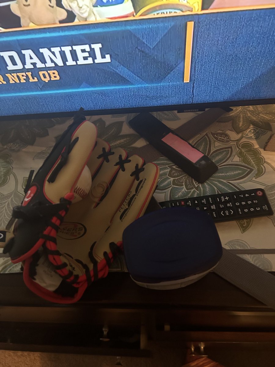 NateTalksSports's tweet photo. Avoiding what I’m supposed to be doing to help my youngest son break in his new glove @RawlingsSports #daddythuggin #lastdayofbreak https://t.co/O2hR7rHvpF