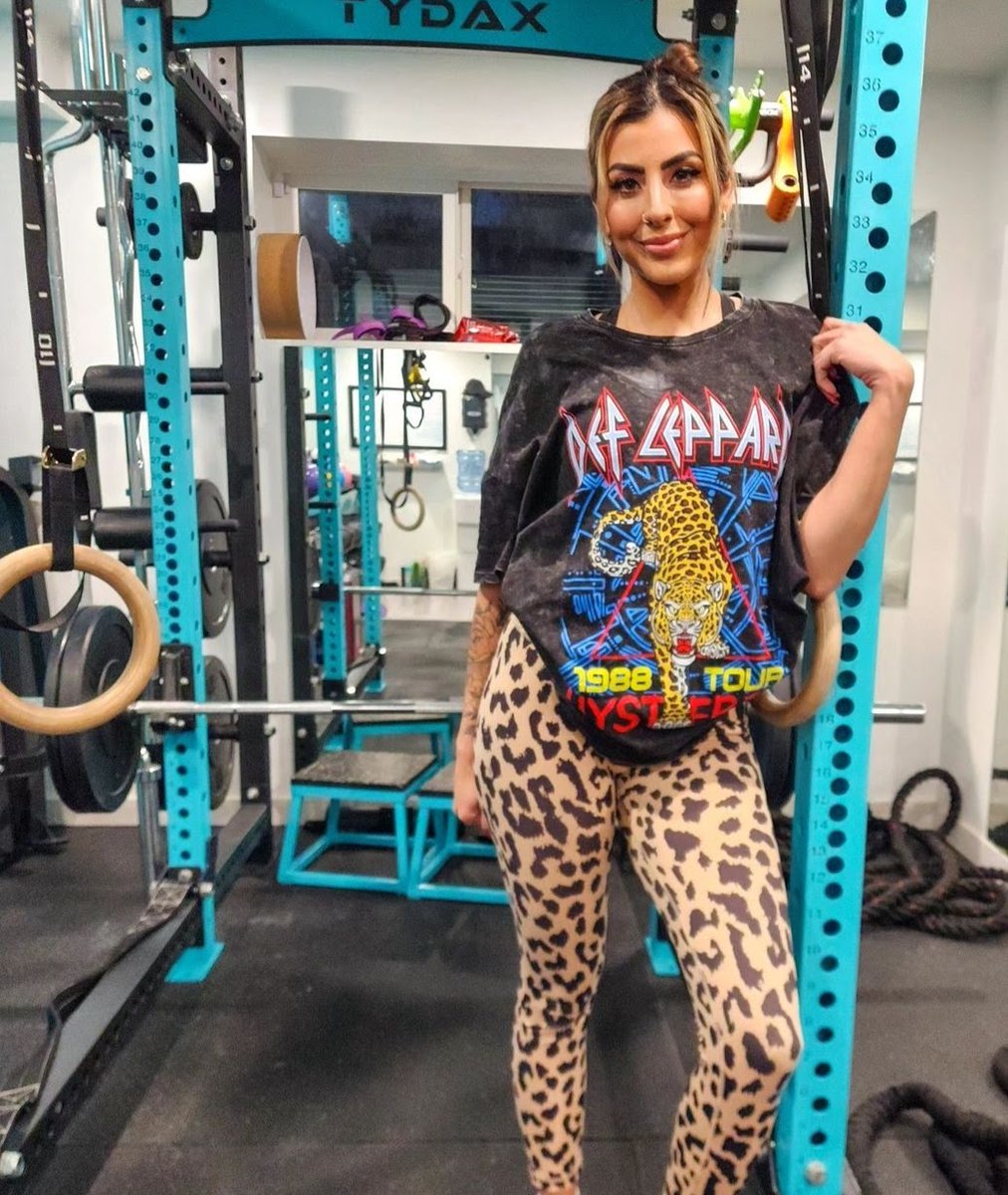 DefLeppard's tweet photo. 2024 looking good already #DLFashionFriday 
🛒 https://t.co/eyGuvJyYHc   

1. @estrada.fitness  
2. @prism1120  
3. @themusicwillplay  
4. @keiko.uchida.319 https://t.co/ptgNEVh24Q