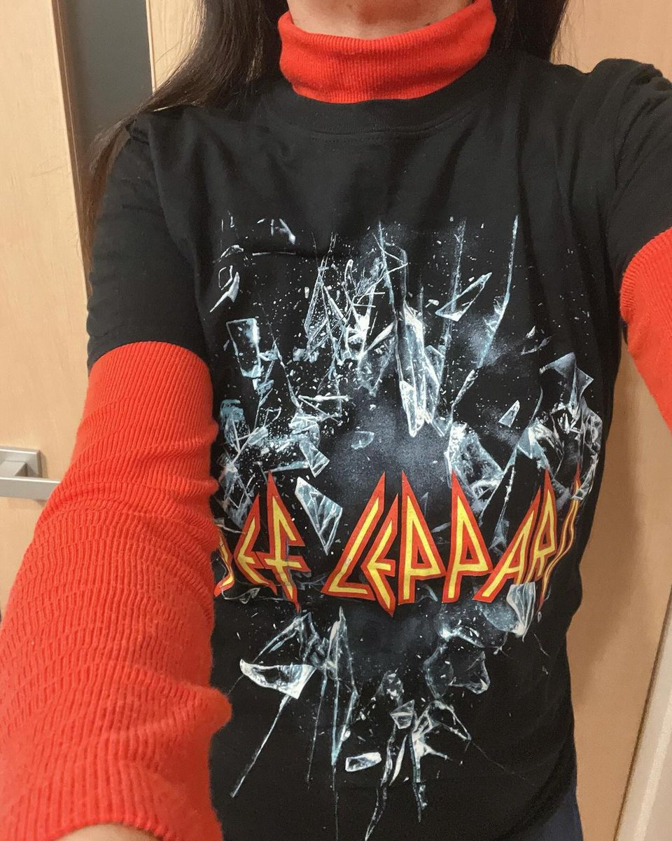 DefLeppard's tweet photo. 2024 looking good already #DLFashionFriday 
🛒 https://t.co/eyGuvJyYHc   

1. @estrada.fitness  
2. @prism1120  
3. @themusicwillplay  
4. @keiko.uchida.319 https://t.co/ptgNEVh24Q