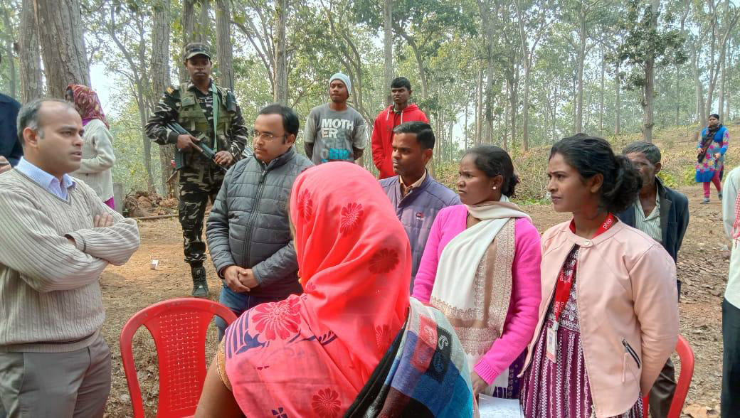 @DCGumla visited PVTG Camp being organized in Udni Panchayat of Dumri Block, Gumla District under the PM JANMAN Yojana. During the visit, the DC interacted with PHIA team and asked to support administration on ongoing FRA campaign, specifically focusing on PVTG dominated villages