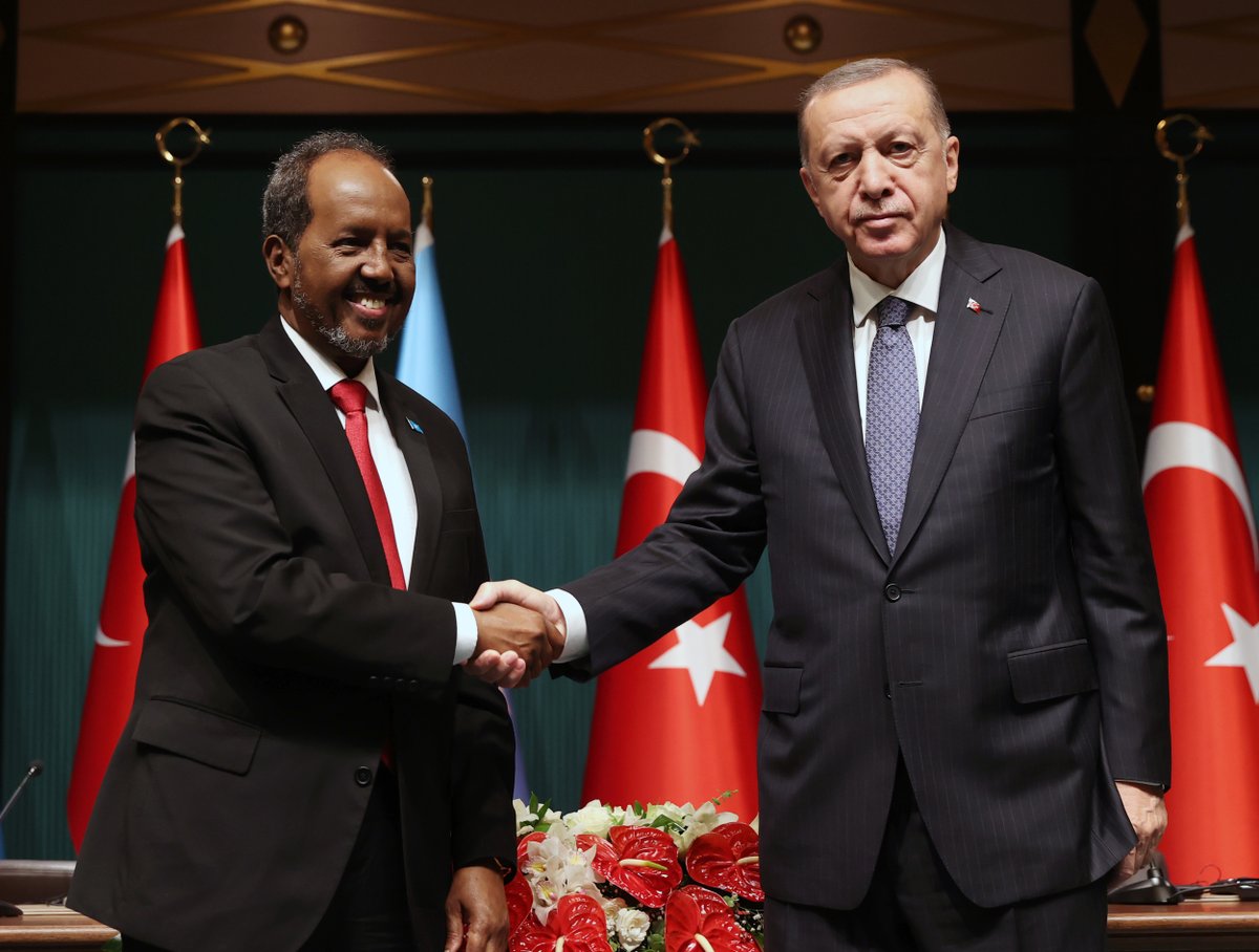 trtworld's tweet photo. Turkish President Erdogan in phone call with Somali counterpart Mohamoud:

– Discussed fight against terrorism, global &amp; regional issues
– We stand with Somalia in its fight against terrorism
– Tension between Somalia &amp; Ethiopia should end based on Somalia's territorial integrity https://t.co/rr8VlNq5dR