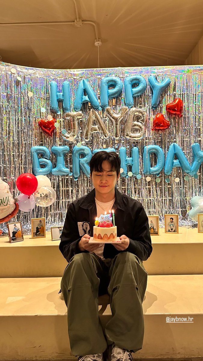 defimkim's tweet photo. แจบอมในวัย 30 ปีบริบูรณ์ ที่ค่ายออกมาแชร์ความน่ารักการจัดเตรียมสถานที่วันเกิดในอีเว้นท์ที่ทางค่ายจัดให้! และแจบอมก็น่ารักสะมากๆ เขาลงพื้นที่ด้วยการตบแต่งและเก็บบรรยากาศจากสถานที่จริงมาให้แฟนๆได้เห็น ฮืออออม รักนะแจบอม ขอบคุณค่ายด้วยมากๆเลย #JAYB @jaybnow_hr 🥹✨💙👏🏼 https://t.co/WqC626u8It