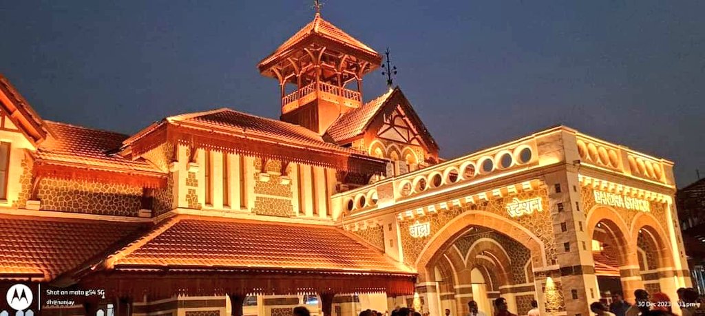 Ananth_IRAS's tweet image. The heritage Bandra station was beautifully lit up for the New Year that passed by! #IndianRailways #NewYear #lighting