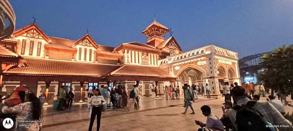 Ananth_IRAS's tweet image. The heritage Bandra station was beautifully lit up for the New Year that passed by! #IndianRailways #NewYear #lighting