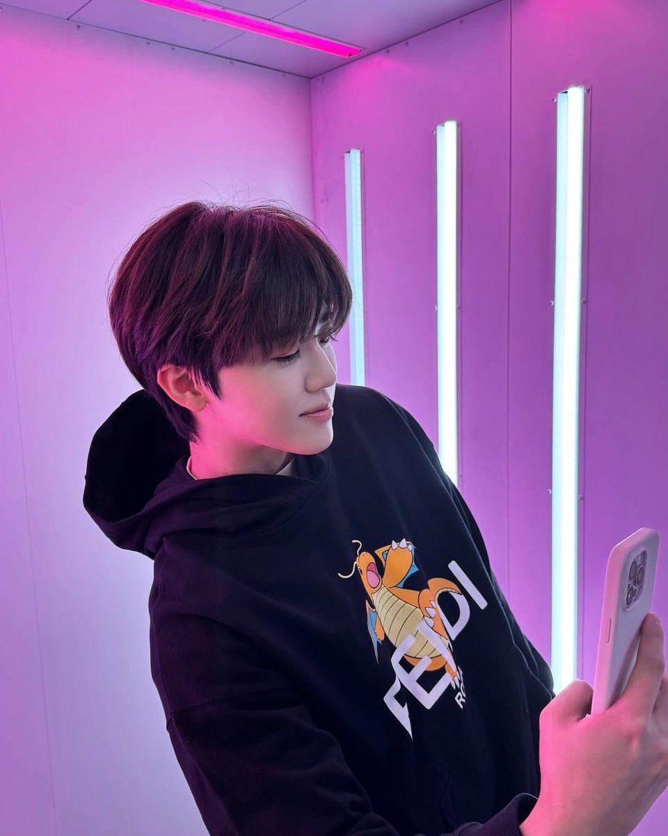 _imaeyed_'s tweet photo. แอคว่ะ

ถ่ายไปอย่าพูดมาก

ผมกดถ่ายอยู่เนี่ย คุณก็เปลี่ยนท่าบ้างแอคอยู่ท่าเดียวมาร้อยรูปละ

โทษที คนมันจะหล่อแอคท่าไหนมันก็หล่อ

ด่าไม่ได้อีกเพราะหน้าผมกับคุณก็เหมือนกัน

ครับ

เออครับ https://t.co/xe9Qhx89Ew