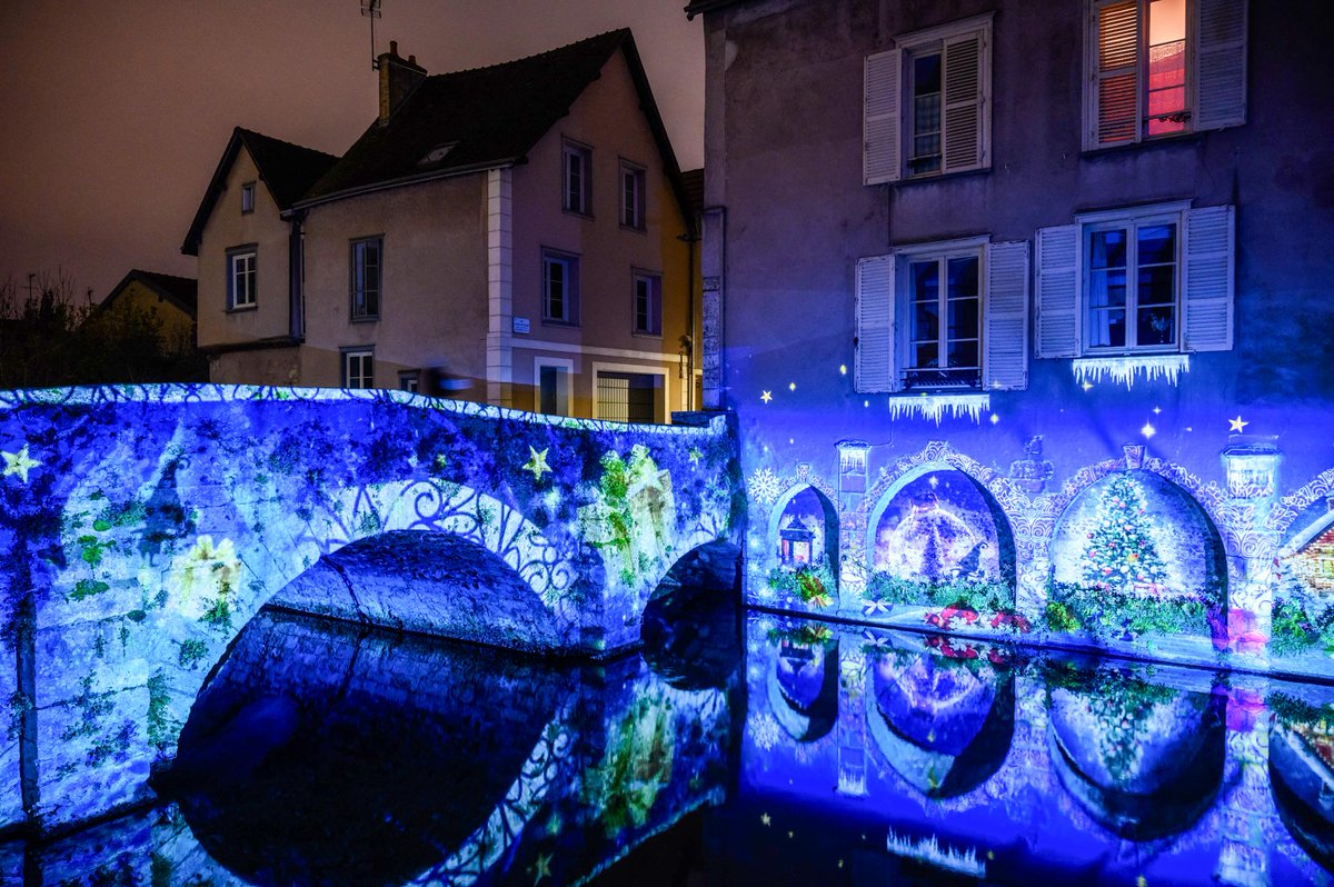 📣 Plus que deux nuits pour découvrir nos illuminations ! ✨ Après le 6 janvier, il faudra patienter jusqu'en avril (dur...). Retrouvez toutes les infos pratiques sur  chartresenlumieres.com

#Chartresenlumieres #Chartres #illumination