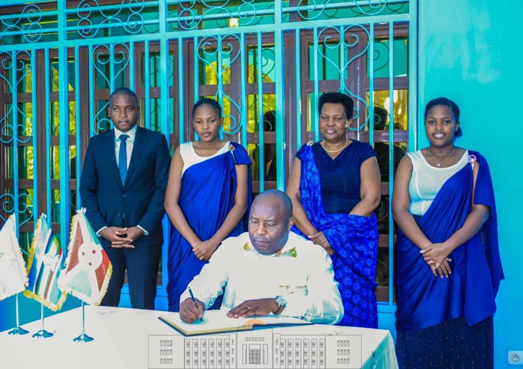 NtareHouse's tweet photo. Ce 5/1/2024, le Chef de l'Etat #Burundi-ais, S.E @GeneralNeva , a inauguré la Télévision Buntu, Voix des orphelins et des veuves, qui émet depuis Buye dans @Ngoziprov, un projet de la Fondation Buntu présidée par S.E @DeniseBucumi, Ancienne Première Dame du #Burundi https://t.co/EpaRKQXASS