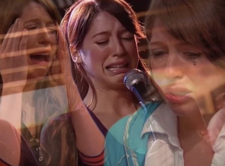 las -21 que vayan a ver a flor bertotti no van a saber JAMÁS lo que era salir a la calle y RESPIRAR floricienta. la pieza decorada con posters de ella, ir a cumpleaños con esa estética, usar las jhon foos, las polleras de bambula, juntarse con amigas a bailar las coreos