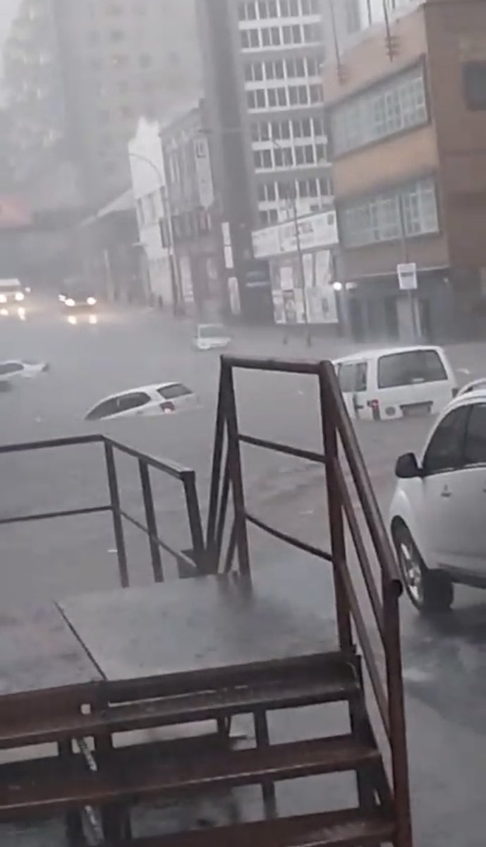 tWeatherSA's tweet photo. CARS SUBMERGED DUE TO FLOODING IN CENTRAL JOHANNESBURG ON FRIDAY | 📸 SUPPLIED https://t.co/WRpR4ISZnB