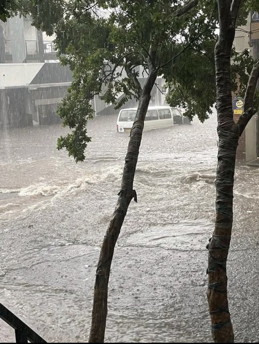 tWeatherSA's tweet photo. CARS SUBMERGED DUE TO FLOODING IN CENTRAL JOHANNESBURG ON FRIDAY | 📸 SUPPLIED https://t.co/WRpR4ISZnB