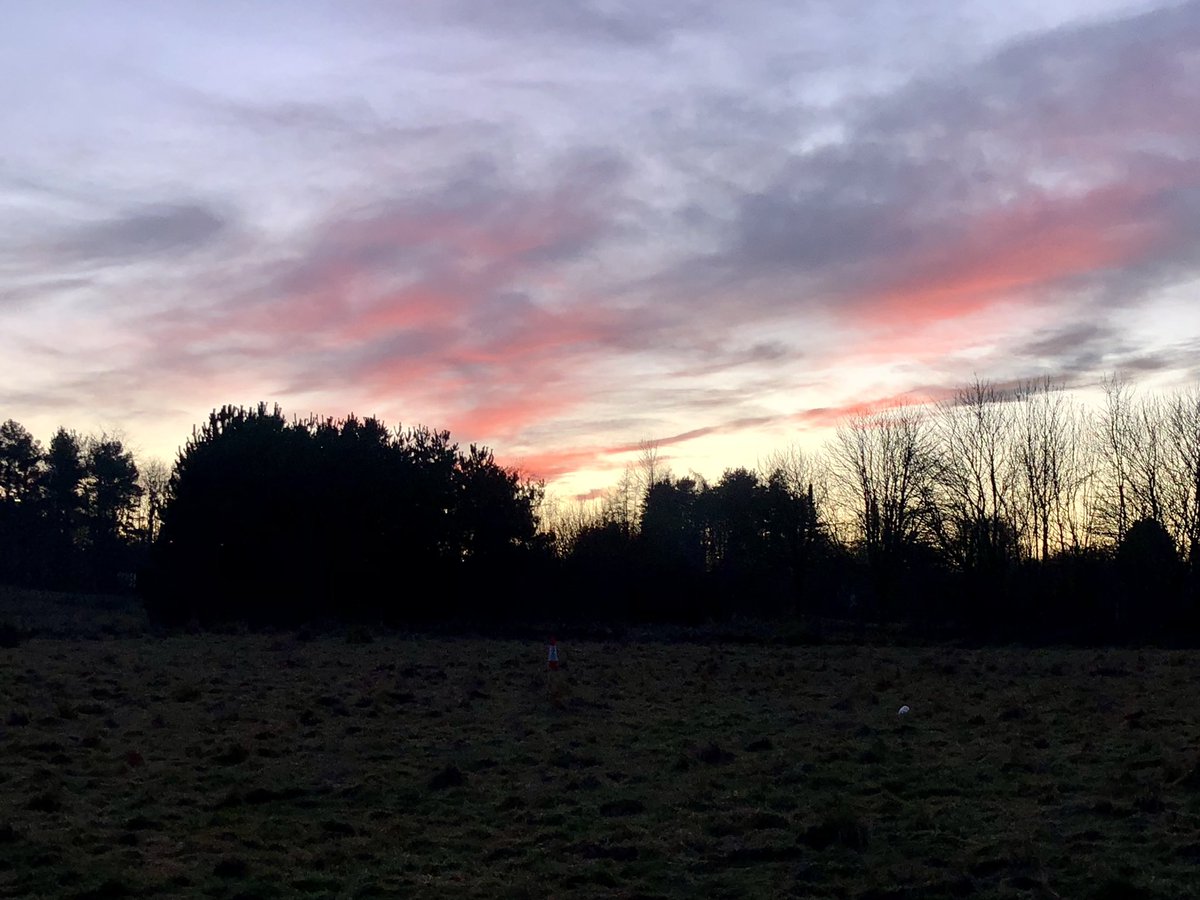 SmillieAndy's tweet photo. @SeanBattyTV 

Winter Sunset. #Livingston https://t.co/knv24PM0qO