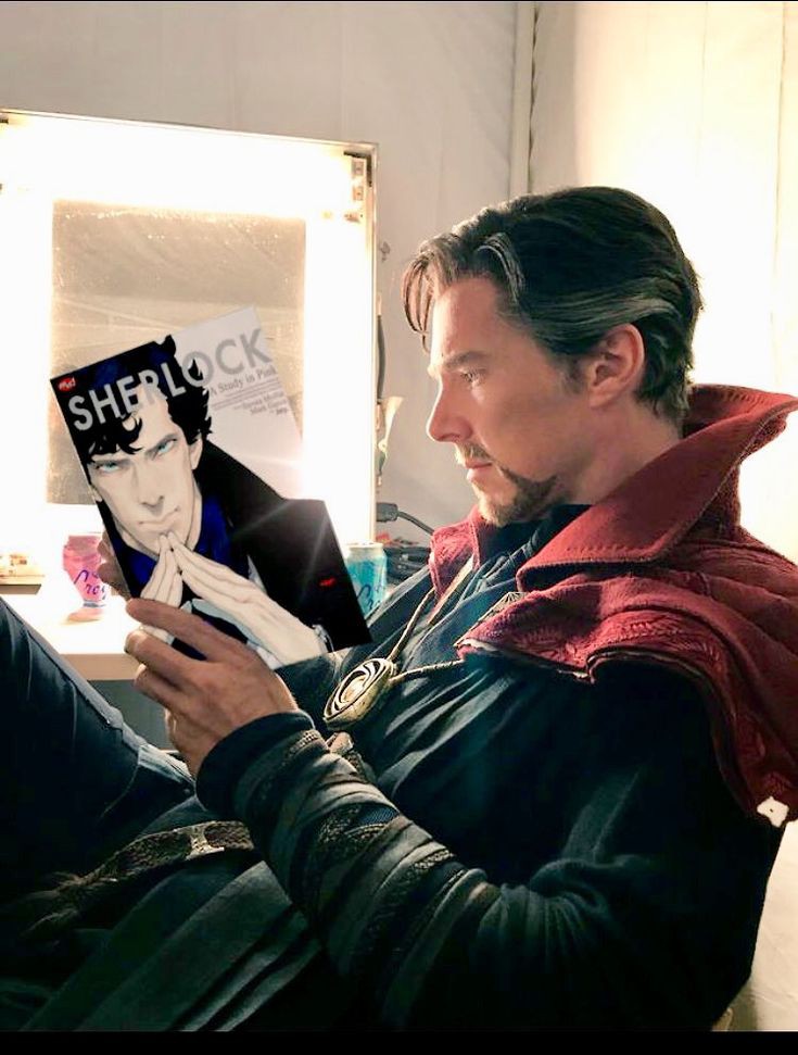 avenirineva's tweet photo. Literalmente todo episódio de Sherlock é tipo:
> Sherlock reclamando de tédio completamente nu na sala de estar
> Um homem morreu ao coçar o cu com um serrote John arrume as malas vamos investigar 
> O caso fica absurdamente mais específico e não tem mais solução+ https://t.co/3mxQXk3OGh