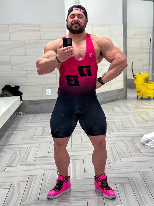 Showing off a bit to the new gym goers 😈 and also wearing my new custom singlet https://t.co/vJBXjjm