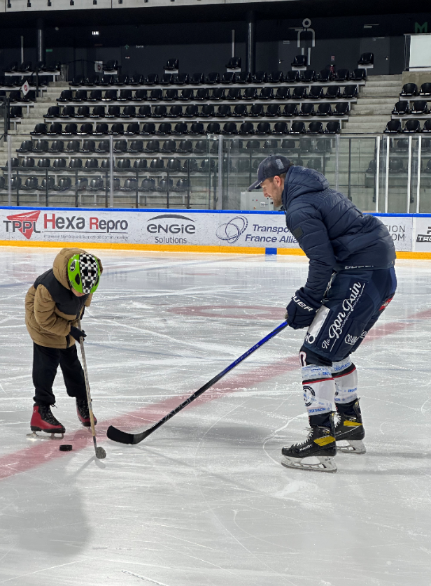 ⛸🏒 Prêts à découvrir les #sports d'hiver, munis de moufles et de gants, des enfants confiés à l'Aide sociale à l'Enfance (ASE) ont été coachés cette semaine par les pros des <a href="/DucsdAngers/">Les Ducs d'Angers</a>. Un beau moment chaleureux sur glace !