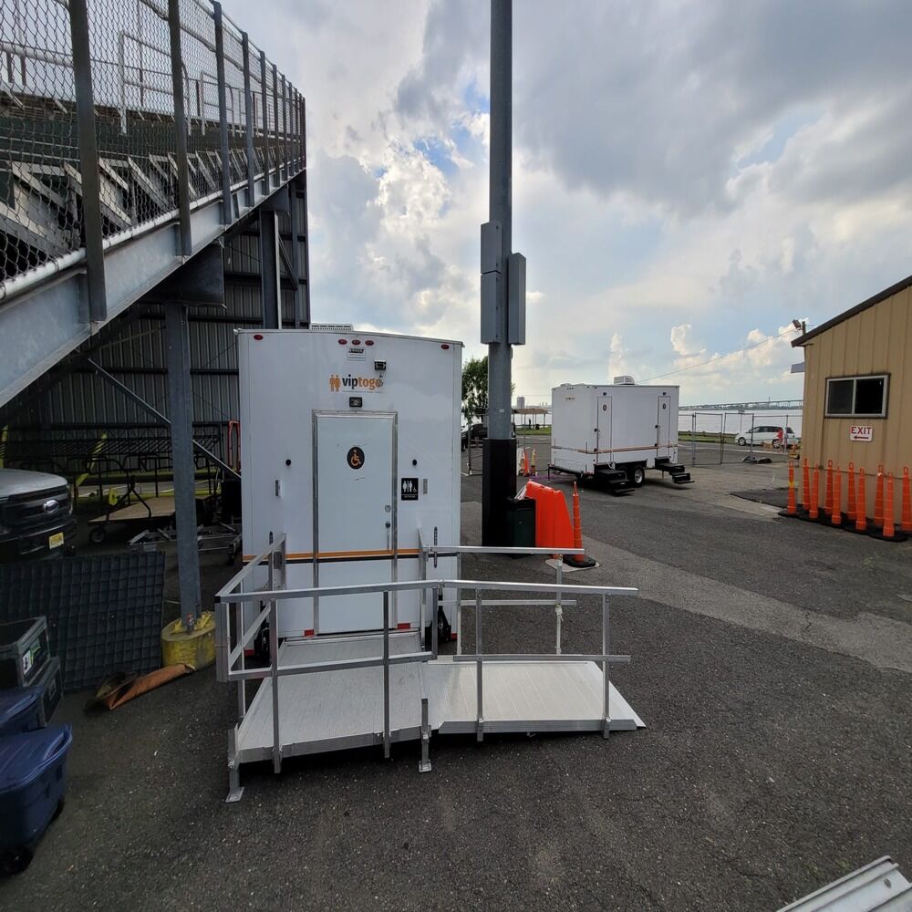 viptogo's tweet image. On-site solutions for construction projects – our restroom trailers provide comfort and efficiency for your team. 🏗️ #ConstructionComfort #SiteSolutions #VIPTreatment