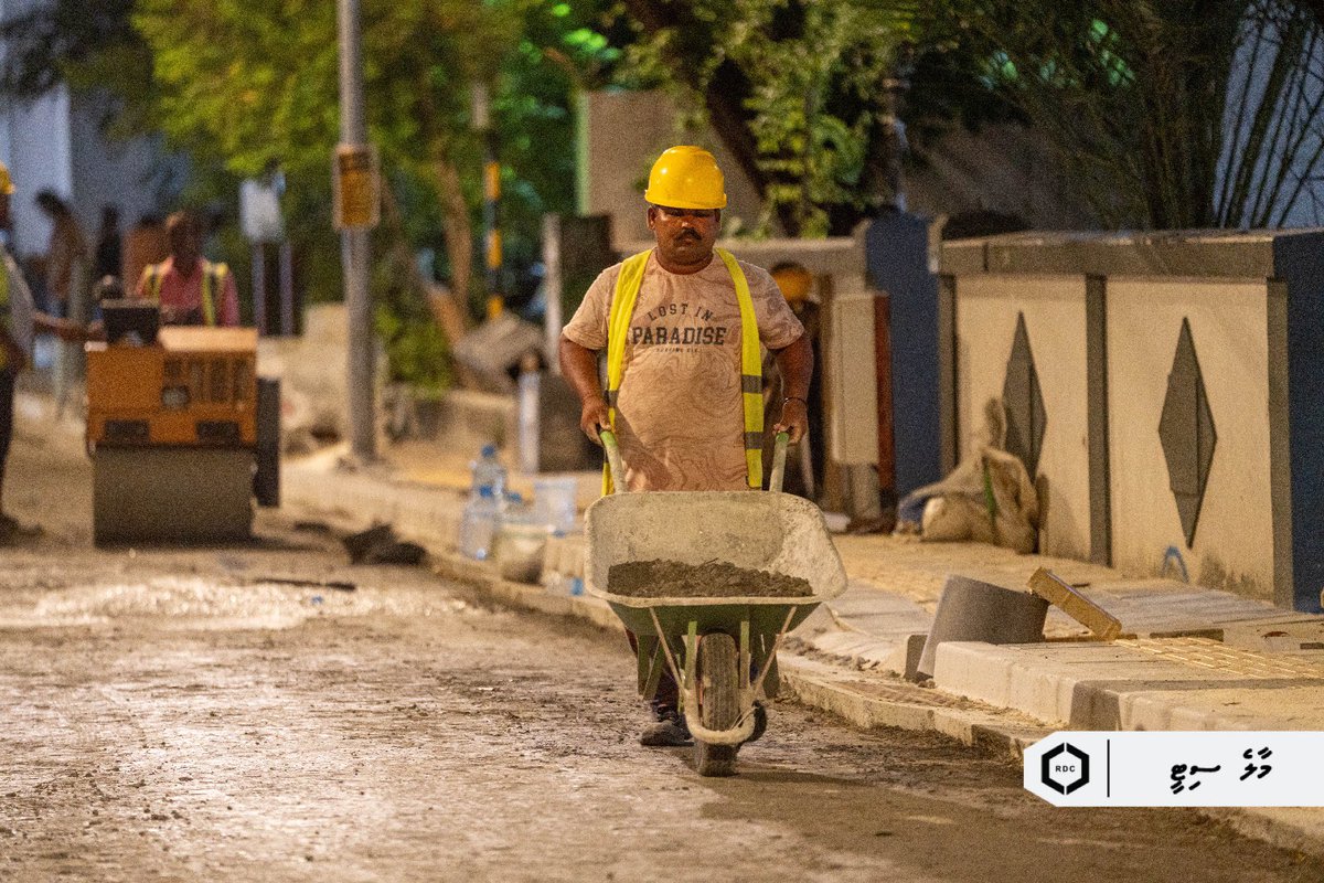 އަމީނީމަގުގައި މިހާރު ކުރިއަށްދަނީ އޭބީސީ ފަށަލަ ކޮމްޕެކްޓް ކުރުމުގެ މަސައްކަތް. އޭބީސީ ފަށަލައަކީ ތާރު އެޅުމުގެ ކުރިން އަޅާ ފަށަލައެއް އަދި ތައްޔާރުވަމުންދަނީ  އެމްސީ-30 (ބިޓުމެން ސްޕްރޭ) ޖެހުމުގެ މަސައްކަތް މާދަން ކުރިއަށް ގެންދިޔުމަށް. 

#TeamRDC