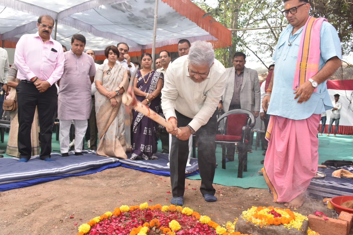 વાપીમાં નાણાં મંત્રીશ્રી કનુભાઈ દેસાઈના હસ્તે આયુષ્યમાન આરોગ્ય મંદિરનું લોકાર્પણ અને ખાતમુર્હૂત કરાયું 
--- વાપીમાં સબ ડિસ્ટ્રીક્ટ હોસ્પિટલ આગામી ડિસેમ્બર માસ સુધીમાં તૈયાર થશેઃ મંત્રીશ્રી કનુભાઈ દેસાઈ