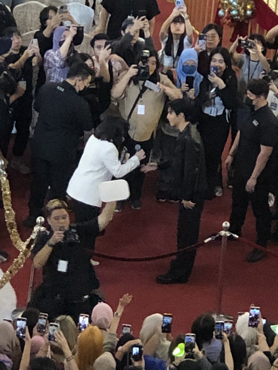 zk_1804's tweet image. I see u @marktuan 😉🫰#MarkTuan #MarkTuaninKL #pavilionKL